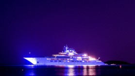 FOTO // Cel mai mare iaht din lume era în reparații la Hamburg, dar nu a mai plecat de acolo. Germania a aflat că aparține unui oligarh rus